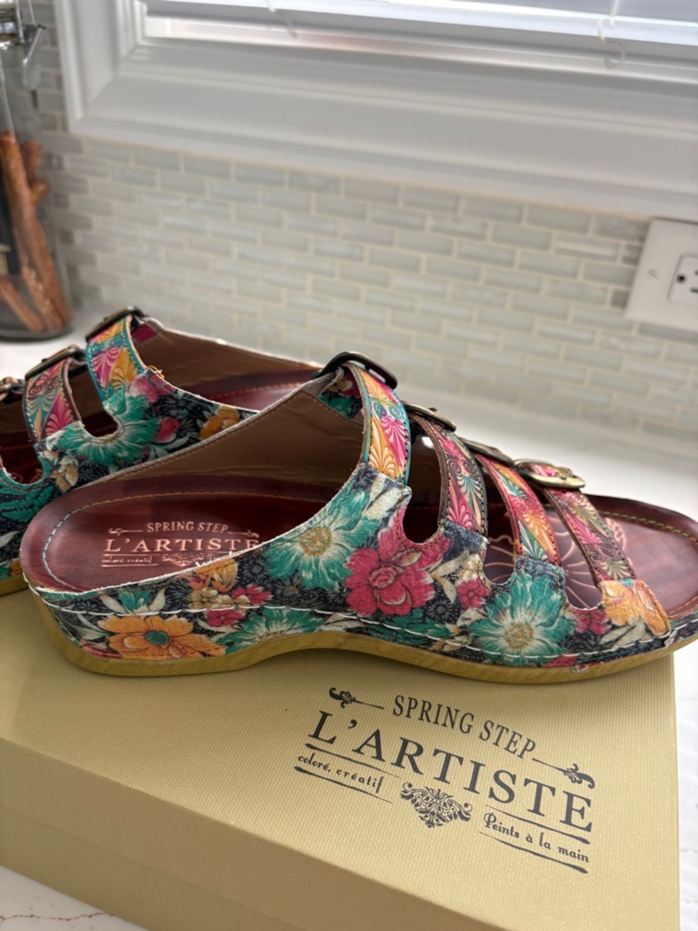 Women’s L’Artiste Brown multi colored slip on strappy sandals. Size 9.5/10
$40 - Picture 7 of 9